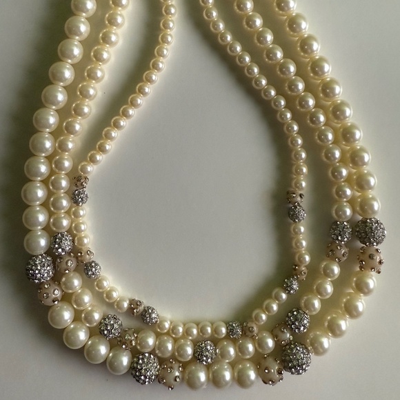Classic triple-strand faux pearl necklace - Picture 3 of 6